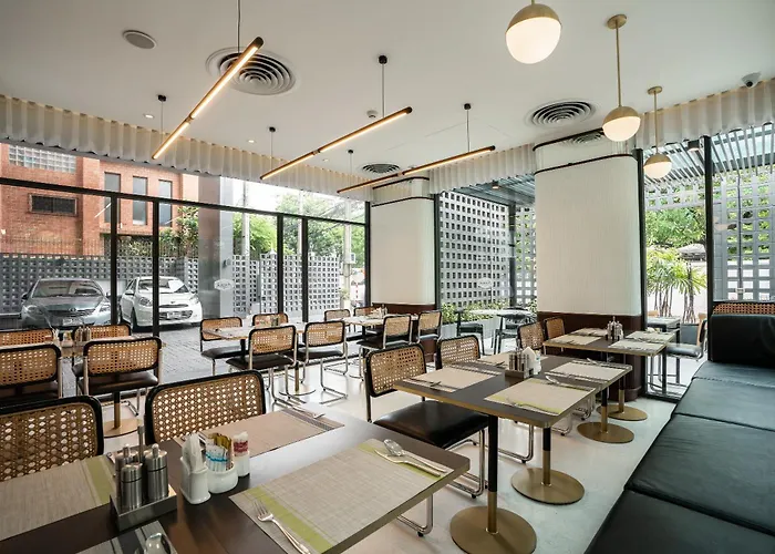 Amber Sukhumvit 85 Hotel 3*