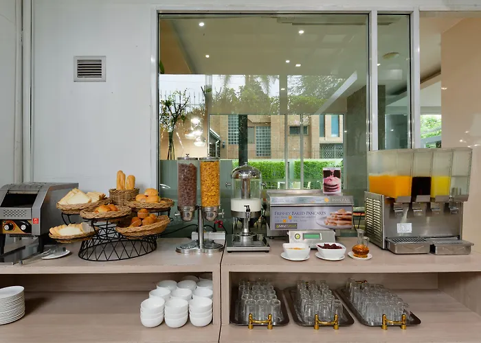Amber Sukhumvit 85 Hotel 3*